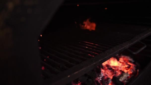 Close-up sobre a colocação de pizza preparada para o forno na cozinha — Vídeo de Stock