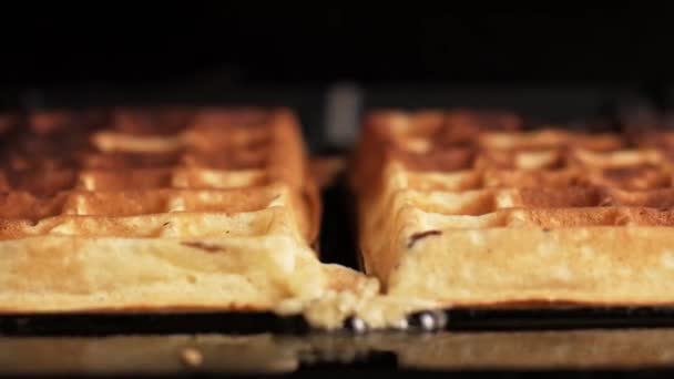 新鮮に作られた黄金の茶色のベルギーのワッフルを閉じます。焼き菓子. — ストック動画