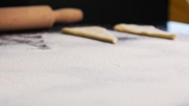 Kruvasanlar için taze hamur parçaları hazırlıyorum.
