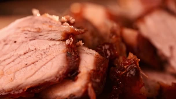Fatias de saboroso filé de carne assada servido em uma placa — Vídeo de Stock