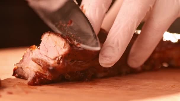 Шеф режет мясо жареной говядины ножом на ломтики — стоковое видео