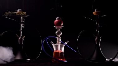 Modern nargile kasesi. Shisha siyah arka planda çok duman çıkarıyor. Karanlık Shisha salonunda sigara içmek..