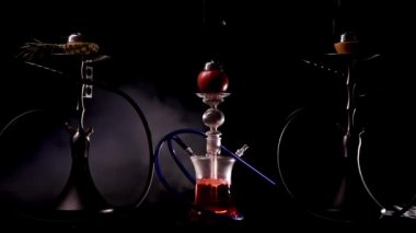 Arka planda duman olan nargile kasesi. Çok dumanlı Shisha. Karanlık Shisha salonunda sigara içmek..