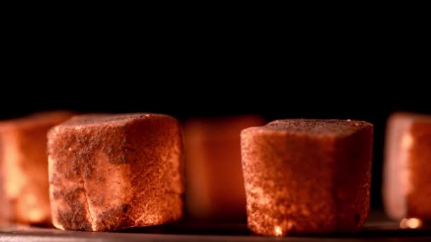 Červené žhavé uhlí pro hookah vzplanou na hořáku — Stock video