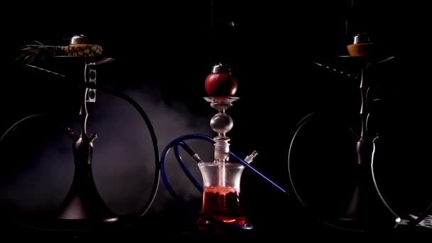 Bol narguilé avec fumée sur le fond. Shisha avec beaucoup de fumée. Fumer au salon shisha sombre. — Video