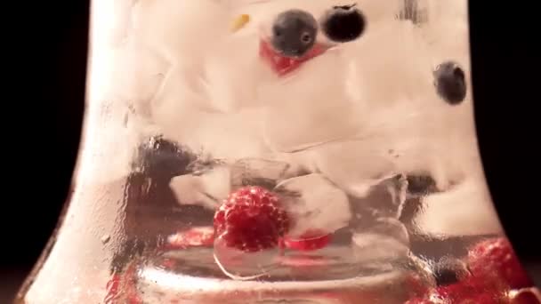 Whirlpool Zeitlupe von Shisha-Glas Eis und Beeren — Stockvideo