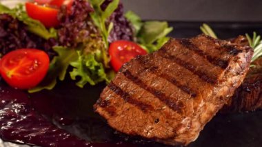 Kara Arkaplanda Duman Bulutları 'nda Füme Sulu ve Lezzetli biftek, Pişirme