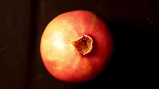 Vörös gránátalma vagy fokhagyma, friss gyümölcs fa táblán a konyhában — Stock videók