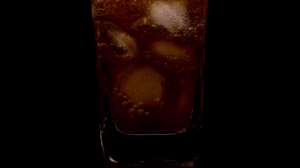 Refrescante bebida de verano. Hielo y cola. Primer plano en la cola llenando un vaso con cubitos de hielo. — Vídeos de Stock