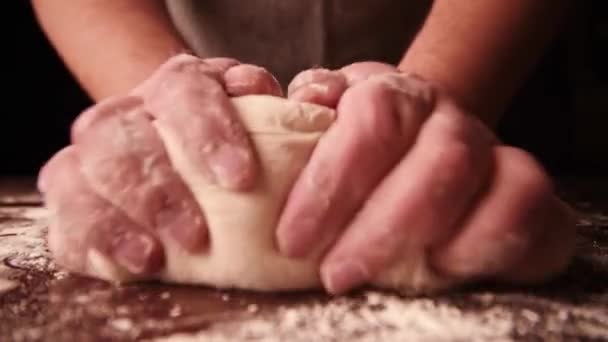 Deeg maken op een houten plank voor gebak. Close-up op het proces van gebak chef-koks werk — Stockvideo