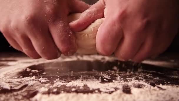 Раскидывать тесто на деревянной доске на кухне. Процесс приготовления выпечки — стоковое видео