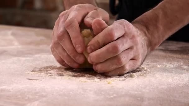 Chef impastando pasta infarinata per pasta. Fare la pasta fatta in casa da vicino — Video Stock