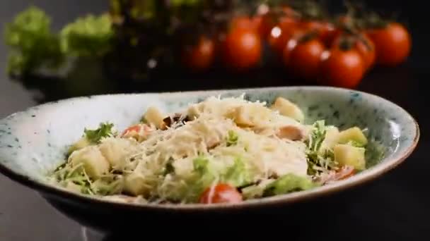 Chutný čerstvý císařský salát se otáčí na černém stole — Stock video