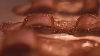 Kızartma tavasında dilimlenmiş domuz pastırması. yağ ya da yağ kaynar ve kabarcıklar. ev yapımı yemek konsepti