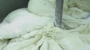 Fırında hamur yoğurma makinesi karıştırıyorum.