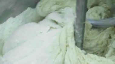 Fırında hamur yoğurma makinesi karıştırıyorum.