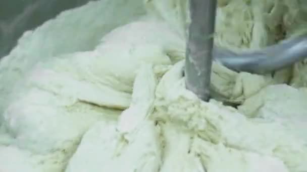 Tésztagyártó gép keverése a pékségben — Stock videók