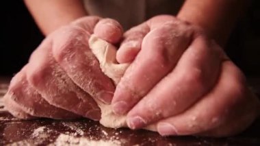 Lokanta mutfağında hamur işi.