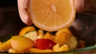 Salatada limon sıkmak ağır çekimde