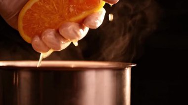 Portakal meyvesini yavaş çekimde sıkmak
