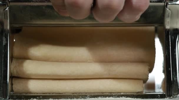 Preparación de pasta casera con pastelero. — Vídeo de stock