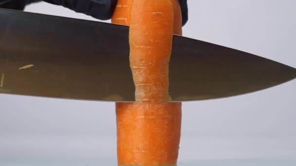 Macro shot di carota da taglio con coltello — Video Stock