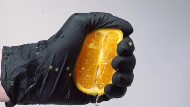 Exprimir fruta naranja en cámara lenta — Vídeos de Stock