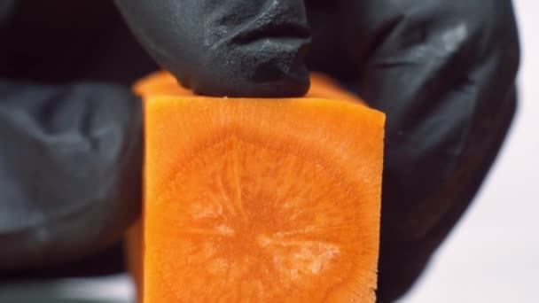 Macro de corte de zanahoria cuadrada con cuchillo. — Vídeos de Stock