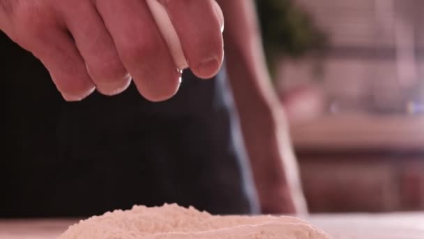 Caindo ovo em farinha. Visão de perto do homem mãos quebrando cracking ovo cru sobre a farinha, conceito de cozimento — Vídeo de Stock