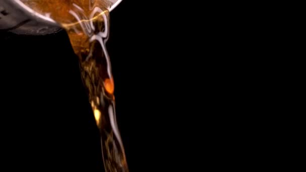 Pouring cola from aluminum can isolated on black backgound. Brown fizzy soda slow motion — Stock Video