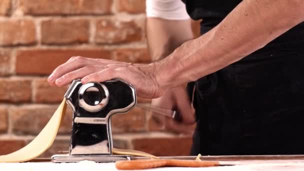 Förbereder hemlagad pasta med pasta maker. Chef använda pasta skärmaskin. — Stockvideo