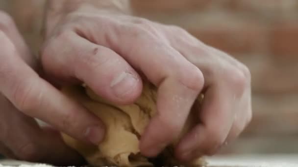 Człowiek ugniatający mąkę w domu. Dokonywanie włoskiego makaronu przy użyciu tradycyjnego przepisu — Wideo stockowe