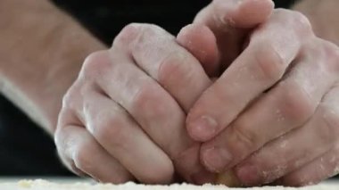 Evde un yoğuran bir adam. Geleneksel tarifle makarna yapmak. 