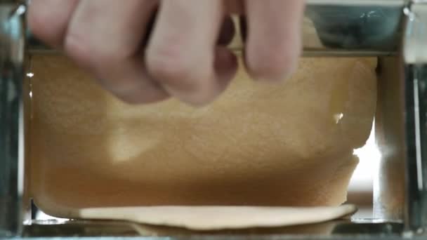 Προετοιμασία σπιτικών ζυμαρικών με ζυμαρικό. — Αρχείο Βίντεο