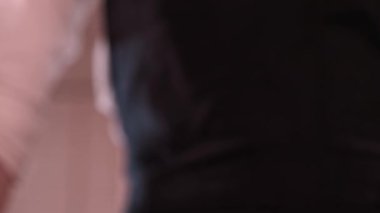 Baker mutfağa un döker. Fırıncı fırına bir tutam un serpiyor. Profesyonel aşçı ve aşçı.