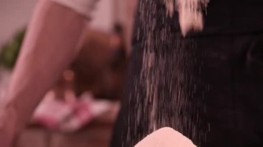 Mutfağa yakın plan un dök. Fırıncı fırına bir tutam un serpiyor. Eylem. 