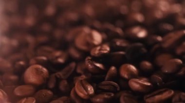 Kahve çekirdekleri düşüyor. Kavrulmuş ve lezzetli kahve çekirdekleri.