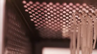 Izgara peynirin yemek videosunu kapat. Çelik rendesi