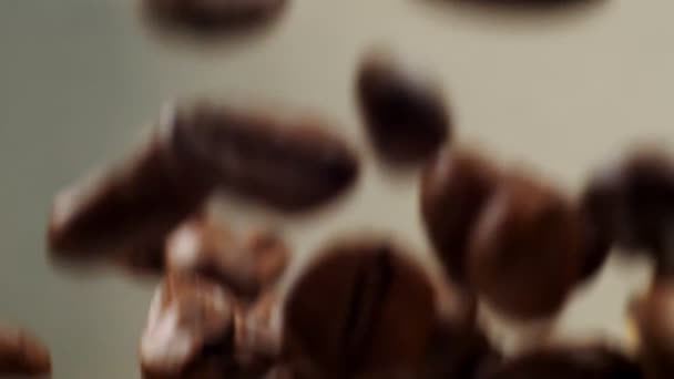 Slow Motion of brown roasted Coffee Beans em fundo cinza gradiente. — Vídeo de Stock