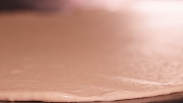 Rolo de madeira marrom. Close-up tiro de chef rola a massa com um rolo na mesa de cozinha de aço. — Vídeo de Stock