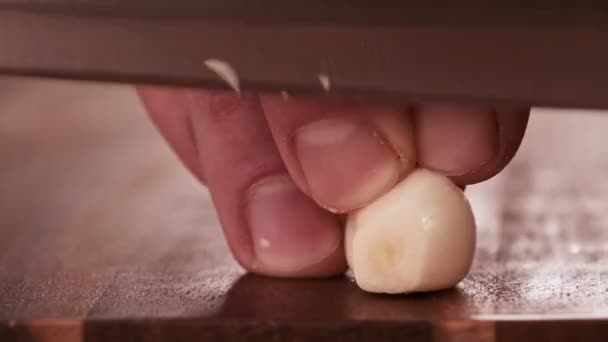 Picar dientes de ajo en una tabla de madera en cámara lenta — Vídeos de Stock