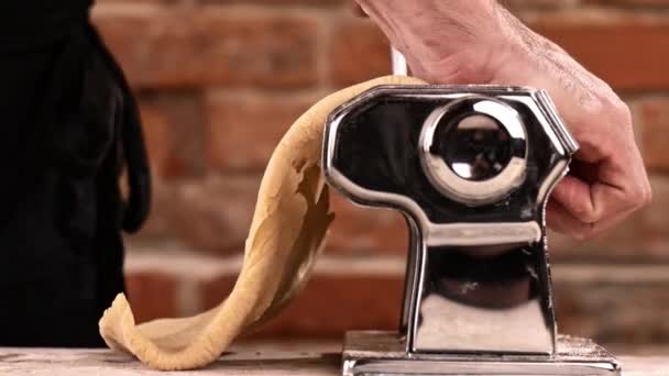 Подготовка домашней пасты с макаронами. — стоковое видео