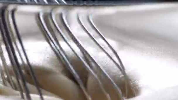 Egy közeli acélhabverő egy nyers pudingban. Borjúsodó makró — Stock videók