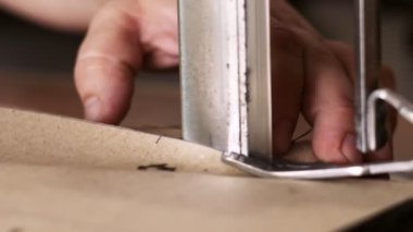 İşçilerin el yapımı, elektrikli kumaş kesme makinesine yakın çekim görüntüleri. Tekstil amcıkları. Dikiş üretimi