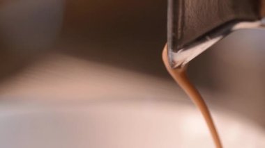 Kahve fincanındaki profesyonel makineden geliyor.. 