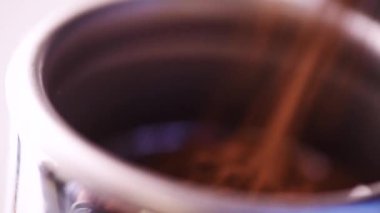 Barista kahve makinası için Portafilter 'a öğütülmüş kahve hazırlıyor. Kahve makinesinin tutacağına serpiştirilmiş makro kahve.