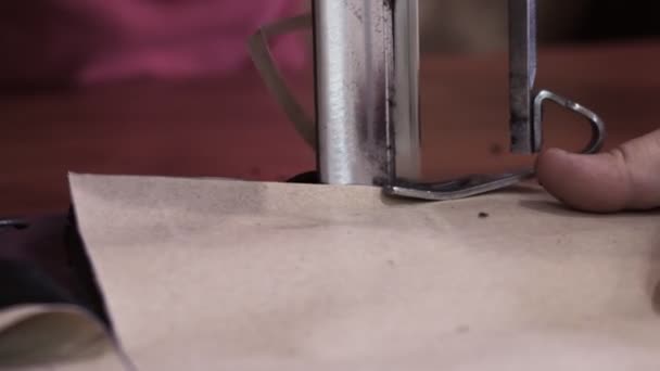 Foto jarak dekat Fabric memotong pembuatan jahitan. Tangan laki-laki mengontrol mesin pemotongan listrik. — Stok Video