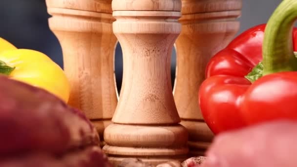 Tiro macro extremo de diapositiva entre dos filetes de carne cruda en tablero de madera con fondo colorido — Vídeo de stock