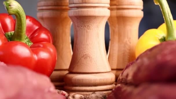 Macro tiro de slide entre dois filetes de carne crua em placa de madeira com fundo colorido — Vídeo de Stock