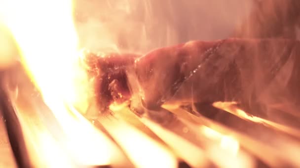 La carne cade sulla griglia al rallentatore. Bistecca di manzo in fiamme — Video Stock